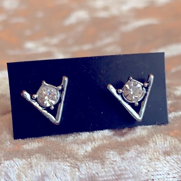 NEW 💗 V-shaped Bling Silver Stud earrings - Picture 2 of 9